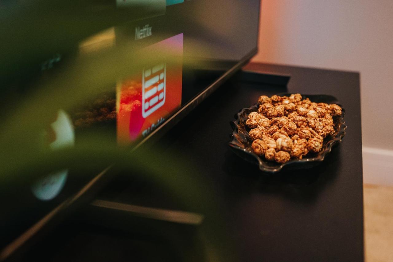 Circa17- Entire Apt, Free Parking, Gym, City Central & Free Netflix แบล็กเนลล์ ภายนอก รูปภาพ